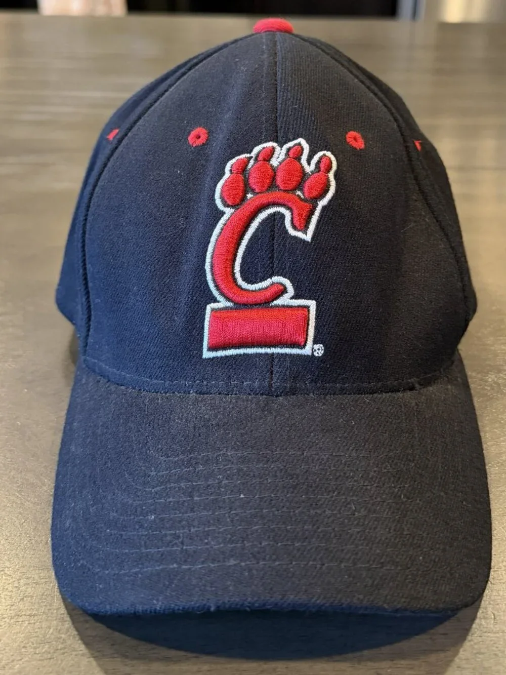 University of Cincinnati Bearcats Zephyr Black Red Hat M/L Fitted Cap